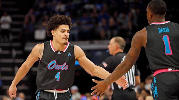 Florida Atlantic Owls guard Bryan Greenlee (4) reacts with guard Johnell Davis (1) during the second half against the Memphis Tigers at FedExForum in Memphis, Tenn., on Feb. 25, 2024.